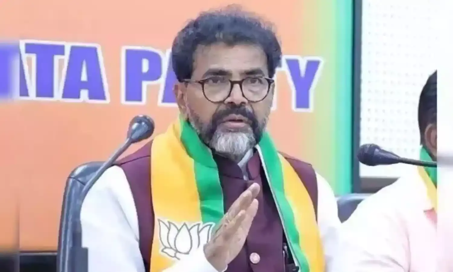 ಸುಪಾರಿ, ಹನಿಟ್ರ್ಯಾಪ್ ವಿಷಯ ಹೊರಬರಲು ಸಿಬಿಐ ತನಿಖೆ ಅನಿವಾರ್ಯ : ಛಲವಾದಿ ನಾರಾಯಣಸ್ವಾಮಿ Photo of Chalavadi Narayanaswamy