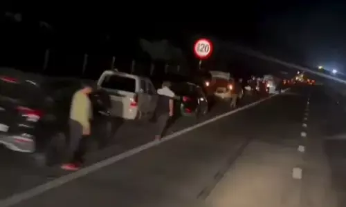 ಏಕಕಾಲಕ್ಕೆ 50 ಕ್ಕೂ ಅಧಿಕ ವಾಹನಗಳು ಪಂಚರ್:‌ ರಾತ್ರಿಯಿಡೀ ಹೆದ್ದಾರಿಯಲ್ಲಿ ಪರದಾಡಿದ ಪ್ರಯಾಣಿಕರು