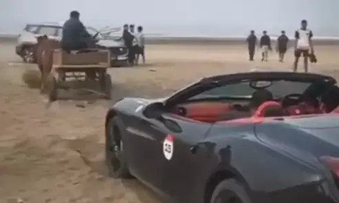 ಕಡಲತೀರದಲ್ಲಿ ಸಿಲುಕಿಕೊಂಡ ಫೆರಾರಿ ಕಾರನ್ನು ಎಳೆತಂದ ಎತ್ತಿನ ಬಂಡಿ; ವಿಡಿಯೋ ವೈರಲ್