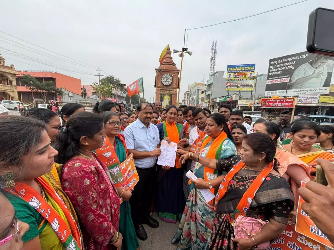 ಕೊಪ್ಪಳ | ಬಾಣಂತಿಯರ ಸಾವು ಪ್ರಕರಣ; ರಾಜ್ಯ ಸರಕಾರದ ವಿರುದ್ಧ ಬಿಜೆಪಿ ಮಹಿಳಾ ಘಟಕದಿಂದ ಪ್ರತಿಭಟನೆ ಕೊಪ್ಪಳ | ಬಾಣಂತಿಯರ ಸಾವು ಪ್ರಕರಣ; ರಾಜ್ಯ ಸರಕಾರದ ವಿರುದ್ಧ ಬಿಜೆಪಿ ಮಹಿಳಾ ಘಟಕದಿಂದ ಪ್ರತಿಭಟನೆ