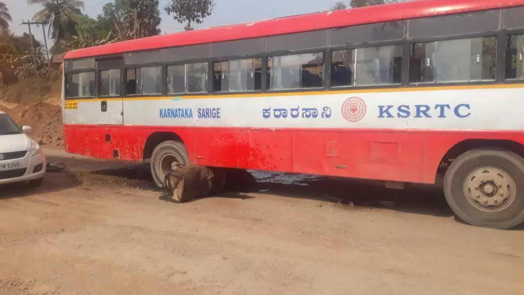 ಮಾಣಿ: ಚಲಿಸುತ್ತಿದ್ದ ಸರಕಾರಿ ಬಸ್ಸಿನ ಡೀಸೆಲ್ ಟ್ಯಾಂಕ್ ಕಳಚಿ ರಸ್ತೆಗೆ ಬಿತ್ತು! ಮಾಣಿ: ಚಲಿಸುತ್ತಿದ್ದ ಸರಕಾರಿ ಬಸ್ಸಿನ ಡೀಸೆಲ್ ಟ್ಯಾಂಕ್ ಕಳಚಿ ರಸ್ತೆಗೆ ಬಿತ್ತು!