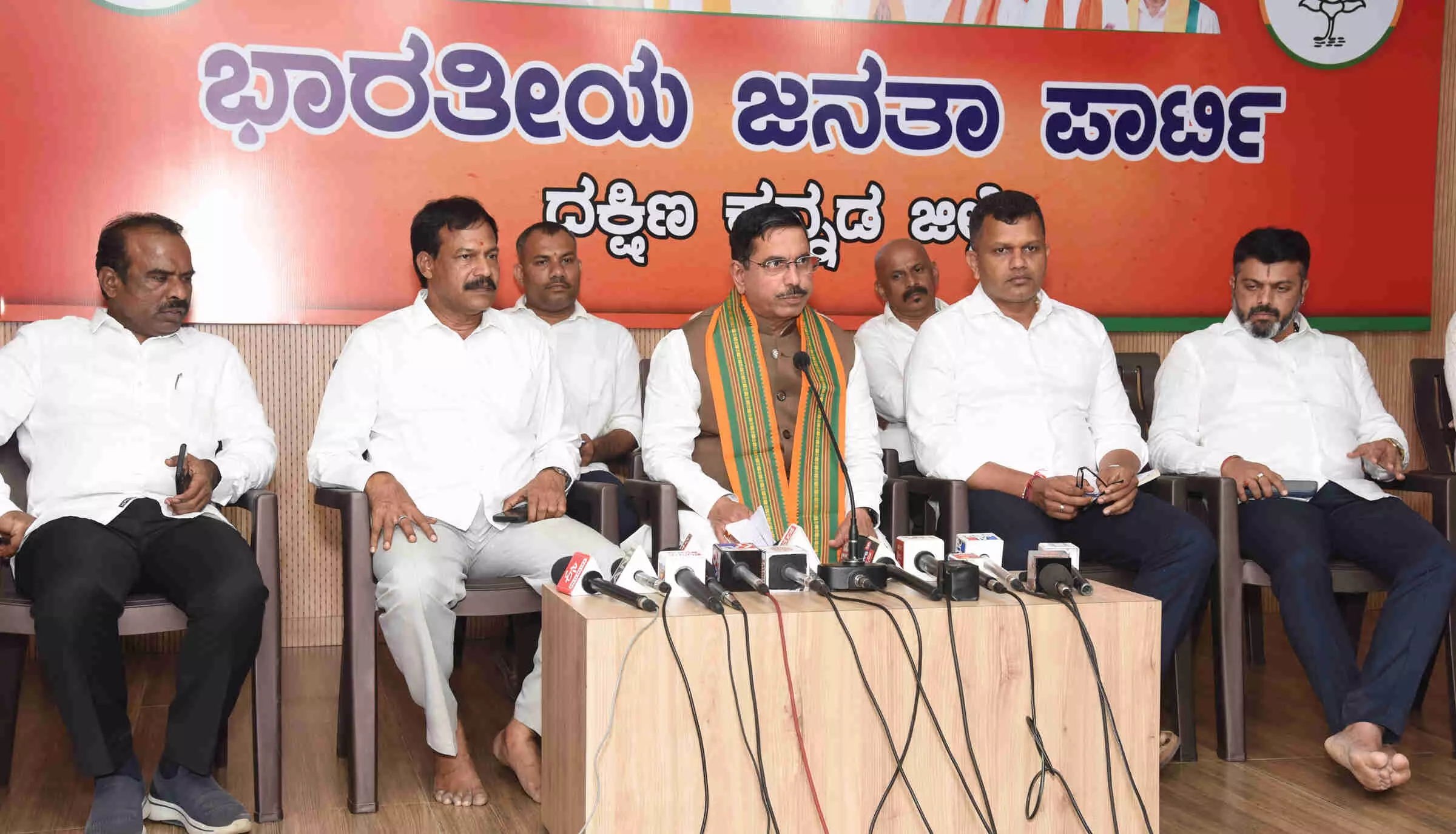 ಸೂರ್ಯಘರ್ ಯೋಜನೆಯಲ್ಲಿ 30 ಗಿ.ವ್ಯಾ ವಿದ್ಯುತ್ ಗುರಿ: ಕೇಂದ್ರ ಸಚಿವ ಪ್ರಹ್ಲಾದ್ ಜೋಶಿ ಸೂರ್ಯಘರ್ ಯೋಜನೆಯಲ್ಲಿ 30 ಗಿ.ವ್ಯಾ ವಿದ್ಯುತ್ ಗುರಿ: ಕೇಂದ್ರ ಸಚಿವ ಪ್ರಹ್ಲಾದ್ ಜೋಶಿ