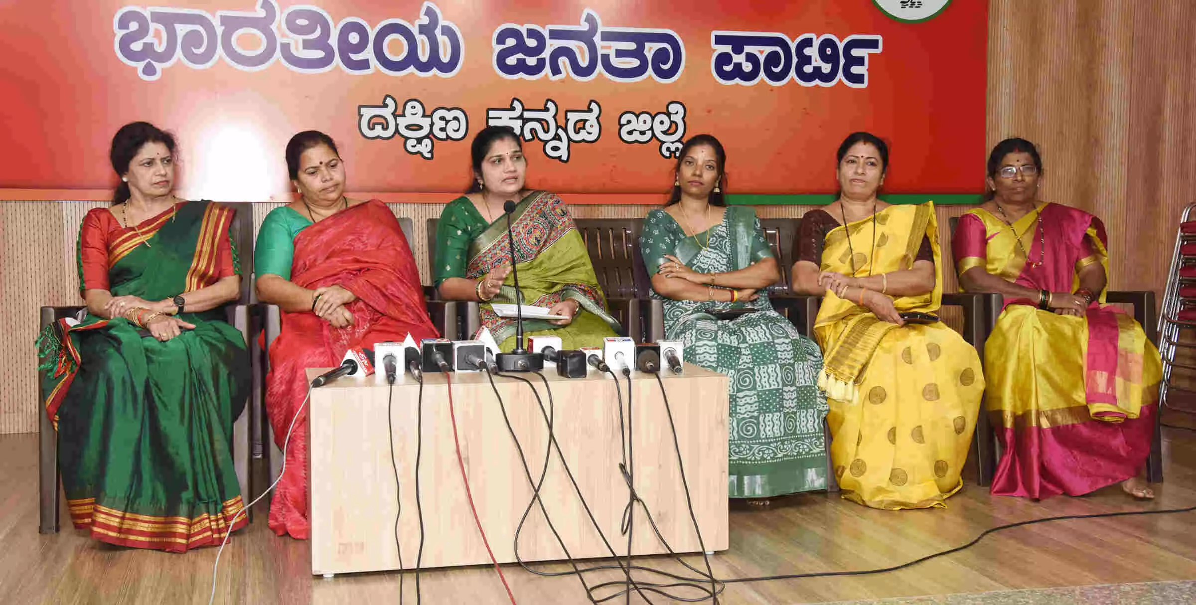 ರಾಜ್ಯದಲ್ಲಿ ಬಾಣಂತಿಯರ ಮೃತ್ಯು ಪ್ರಕರಣ| ಗುಂಡೂರಾವ್, ಹೆಬ್ಬಾಳ್ಕರ್ ರಾಜೀನಾಮೆಗೆ ಬಿಜೆಪಿ ಮಹಿಳಾ ಮೋರ್ಚಾ ಆಗ್ರಹ ರಾಜ್ಯದಲ್ಲಿ ಬಾಣಂತಿಯರ ಮೃತ್ಯು ಪ್ರಕರಣ| ಗುಂಡೂರಾವ್, ಹೆಬ್ಬಾಳ್ಕರ್ ರಾಜೀನಾಮೆಗೆ ಬಿಜೆಪಿ ಮಹಿಳಾ ಮೋರ್ಚಾ ಆಗ್ರಹ