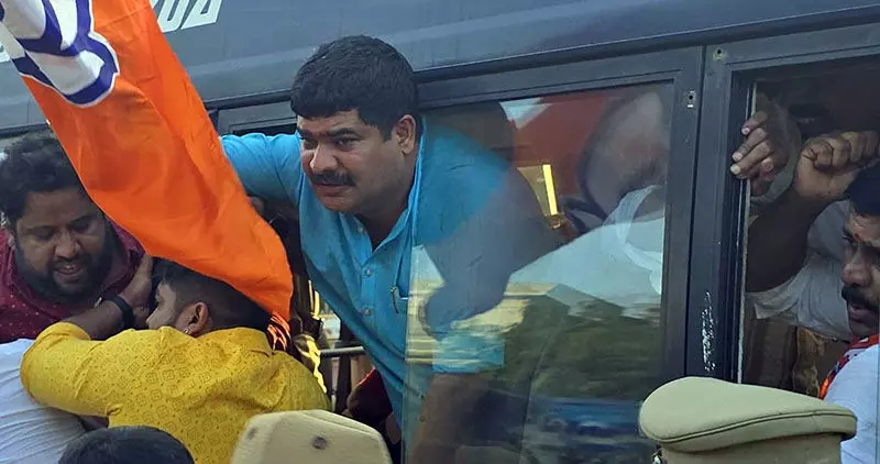 ಮಂಗಳೂರು: ಸಚಿವ ಪ್ರಿಯಾಂಕ್ ಖರ್ಗೆ ರಾಜೀನಾಮೆಗೆ ಆಗ್ರಹಿಸಿ ಬಿಜೆಪಿ ಪ್ರತಿಭಟನೆ ಮಂಗಳೂರು: ಸಚಿವ ಪ್ರಿಯಾಂಕ್ ಖರ್ಗೆ ರಾಜೀನಾಮೆಗೆ ಆಗ್ರಹಿಸಿ ಬಿಜೆಪಿ ಪ್ರತಿಭಟನೆ