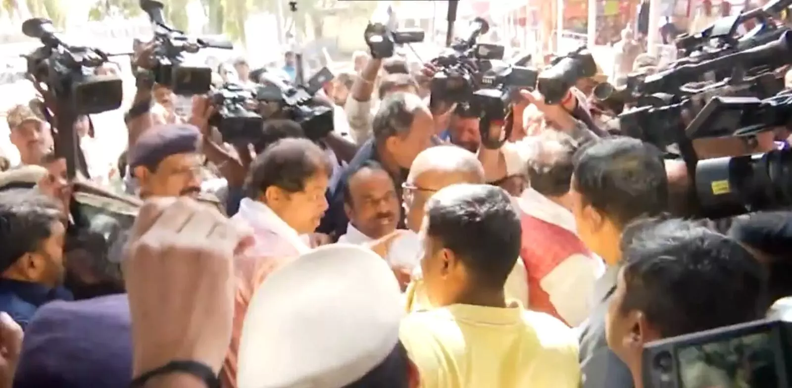 ವಿಪಕ್ಷ ನಾಯಕರಾಗಿಬಿಟ್ಟರೆ ಪೋಲೀಸ್ ಅಧಿಕಾರಿಗೆ ಅವಾಚ್ಯವಾಗಿ ನಿಂದಿಸಬಹುದೇ? : ಅಶೋಕ್‌ ವಿರುದ್ಧ ಕಾಂಗ್ರೆಸ್‌ ಆಕ್ರೋಶ