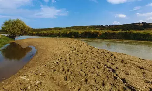 ಏಕಾಏಕಿ ಹೊರಚಿಮ್ಮಿದ ಅಂತರ್ಜಲ | ಮಣ್ಣು-ನೀರಿನಡಿಯಲ್ಲಿ ಮುಳುಗಿದ ಬೋರ್‌ವೆಲ್ ಯಂತ್ರ