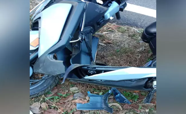 ಮಡಿಕೇರಿ | ದ್ವಿಚಕ್ರ ವಾಹನ ಸವಾರನ ಮೇಲೆ ಕಾಡಾನೆ; ವಾಹನ ಜಖಂ ಮಡಿಕೇರಿ | ದ್ವಿಚಕ್ರ ವಾಹನ ಸವಾರನ ಮೇಲೆ ಕಾಡಾನೆ; ವಾಹನ ಜಖಂ