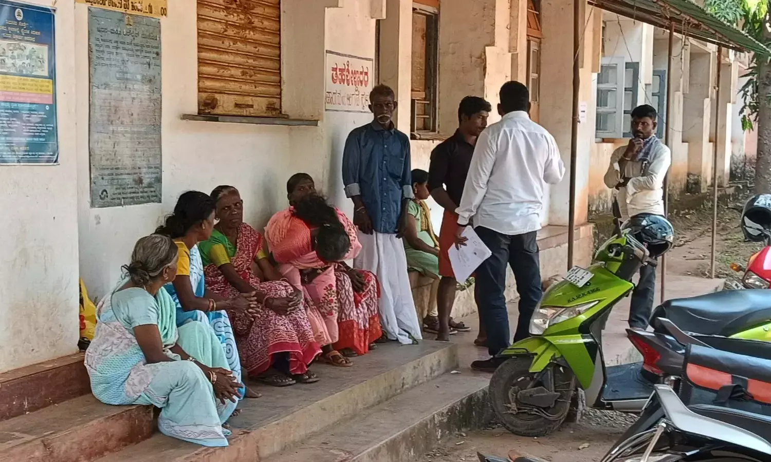 ಜಮೀನು ಅಕ್ರಮ ಮಂಜೂರು ಆರೋಪ: ದಲಿತ ಕುಟುಂಬದ ಸದಸ್ಯರಿಂದ ಅಹೋರಾತ್ರಿ ಪ್ರತಿಭಟನೆ