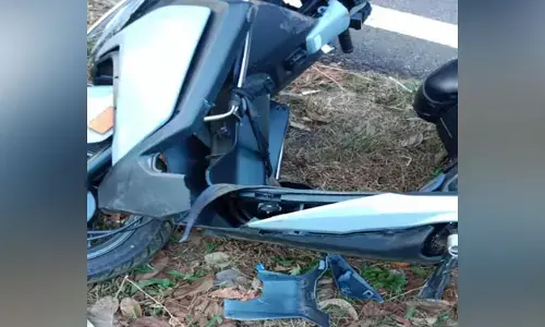 ಮಡಿಕೇರಿ | ದ್ವಿಚಕ್ರ ವಾಹನ ಸವಾರನ ಮೇಲೆ ಕಾಡಾನೆ; ವಾಹನ ಜಖಂ