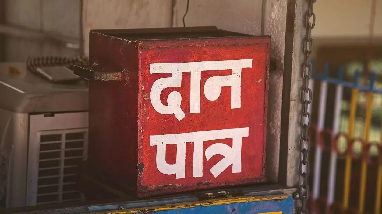 ಮಥುರಾ: ದೇವಸ್ಥಾನದ ಲಕ್ಷಾಂತರ ರೂ.ಹಣ, ರಸೀದಿ ಪುಸ್ತಕದೊಂದಿಗೆ ಇಸ್ಕಾನ್ ಸಿಬ್ಬಂದಿ ಪರಾರಿ ಮಥುರಾ: ದೇವಸ್ಥಾನದ ಲಕ್ಷಾಂತರ ರೂ.ಹಣ, ರಸೀದಿ ಪುಸ್ತಕದೊಂದಿಗೆ ಇಸ್ಕಾನ್ ಸಿಬ್ಬಂದಿ ಪರಾರಿ