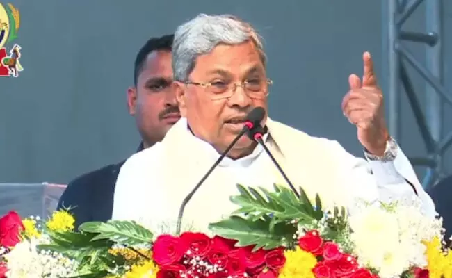 ದೇಶ ನಮಗೇನು ಕೊಟ್ಟಿದೆ ಎನ್ನುವುದಕ್ಕಿಂತ, ದೇಶಕ್ಕೆ ನಾವೇನು ಕೊಟ್ಟೆವು ಎನ್ನುವುದು ಮುಖ್ಯ: ಸಿಎಂ ಸಿದ್ದರಾಮಯ್ಯ ದೇಶ ನಮಗೇನು ಕೊಟ್ಟಿದೆ ಎನ್ನುವುದಕ್ಕಿಂತ, ದೇಶಕ್ಕೆ ನಾವೇನು ಕೊಟ್ಟೆವು ಎನ್ನುವುದು ಮುಖ್ಯ: ಸಿಎಂ ಸಿದ್ದರಾಮಯ್ಯ