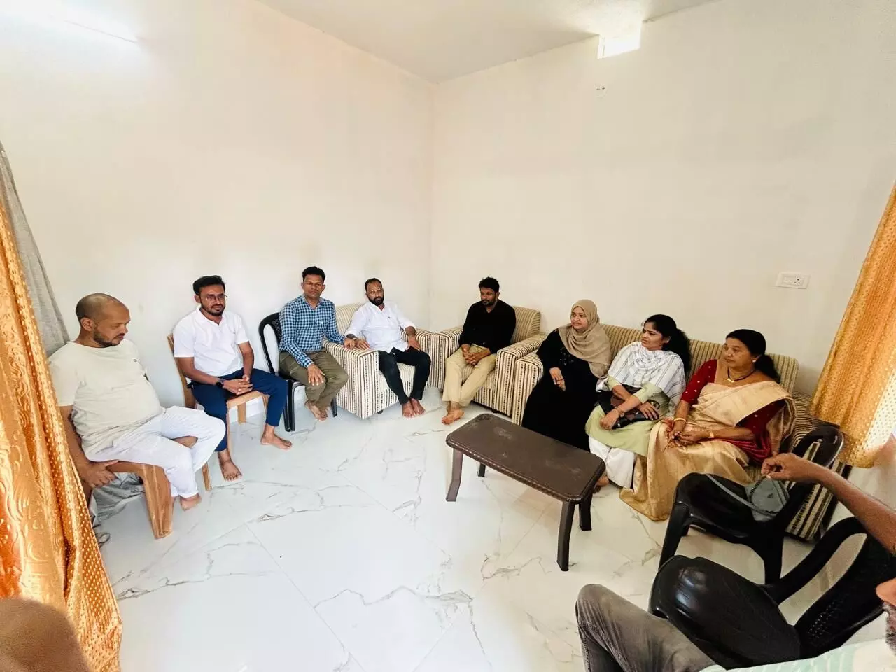 ಮಂಜನಾಡಿ: ಗ್ಯಾಸ್ ದುರಂತ ;ಸಂತ್ರಸ್ತರ ಮನೆಗೆ ಭೇಟಿ ನೀಡಿದ ಮಕ್ಕಳ ಸಾಹಿತ್ಯ ಪರಿಷತ್ತು ಉಳ್ಳಾಲ ಘಟಕದ ಪದಾಧಿಕಾರಿಗಳು ಮಂಜನಾಡಿ: ಗ್ಯಾಸ್ ದುರಂತ ;ಸಂತ್ರಸ್ತರ ಮನೆಗೆ ಭೇಟಿ ನೀಡಿದ ಮಕ್ಕಳ ಸಾಹಿತ್ಯ ಪರಿಷತ್ತು ಉಳ್ಳಾಲ ಘಟಕದ ಪದಾಧಿಕಾರಿಗಳು