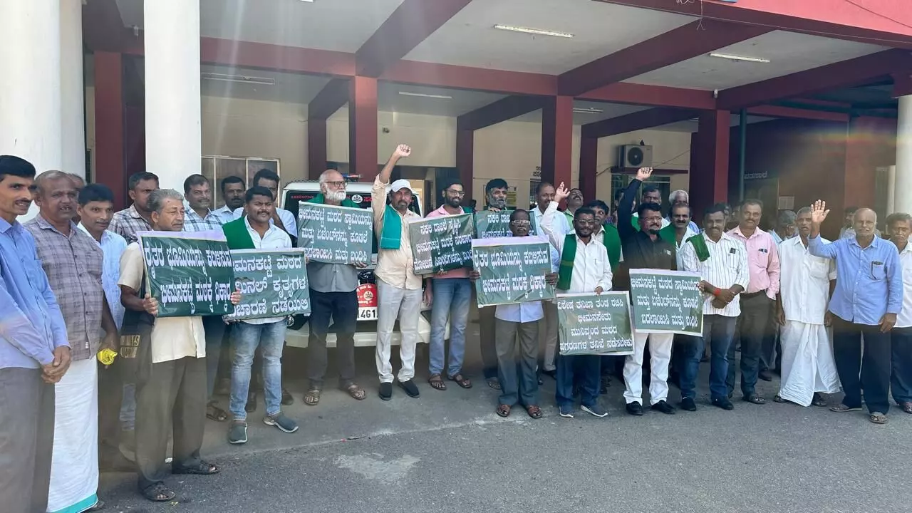 ರೈತರ ಗೇಣಿ ಜಮೀನು ಕಬಳಿಸಲು ಸಂಚು ಆರೋಪ; ತೀರ್ಥಹಳ್ಳಿಯ ಭೀಮನಕಟ್ಟೆ ಮಠದ ವಿರುದ್ಧ ರೈತರಿಂದ ಪ್ರತಿಭಟನೆ ರೈತರ ಗೇಣಿ ಜಮೀನು ಕಬಳಿಸಲು ಸಂಚು ಆರೋಪ; ತೀರ್ಥಹಳ್ಳಿಯ ಭೀಮನಕಟ್ಟೆ ಮಠದ ವಿರುದ್ಧ ರೈತರಿಂದ ಪ್ರತಿಭಟನೆ