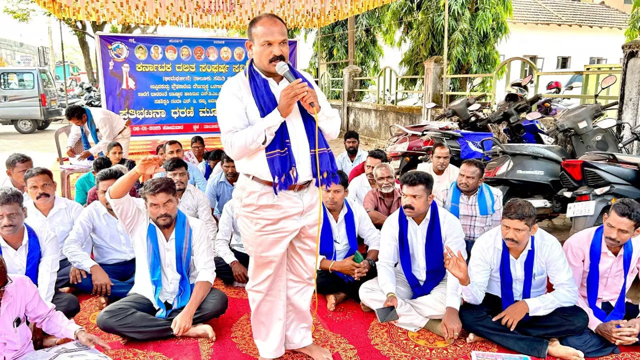 ಉಪ್ಪಿನಕುದ್ರು ಮುಖ್ಯ ಶಿಕ್ಷಕಿಗೆ ಬಹಿಷ್ಕಾರ ಆರೋಪ: ದಸಂಸ ಪ್ರತಿಭಟನೆ ಉಪ್ಪಿನಕುದ್ರು ಮುಖ್ಯ ಶಿಕ್ಷಕಿಗೆ ಬಹಿಷ್ಕಾರ ಆರೋಪ: ದಸಂಸ ಪ್ರತಿಭಟನೆ