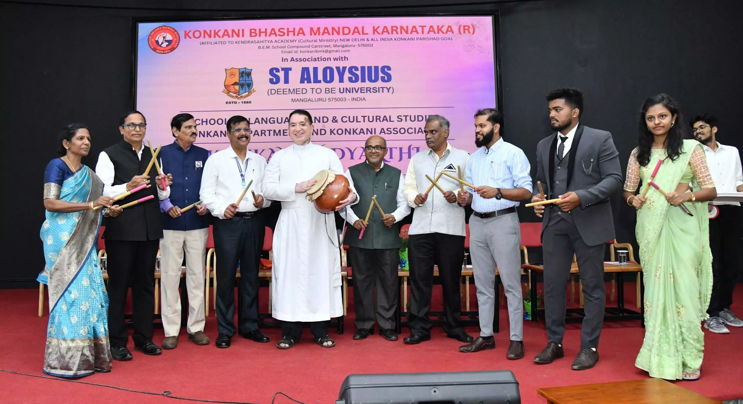 ಪ್ರಥಮ ಕೊಂಕಣಿ ವಿದ್ಯಾರ್ಥಿ ಸಾಹಿತ್ಯ ಸಮ್ಮೇಳನ ಪ್ರಥಮ ಕೊಂಕಣಿ ವಿದ್ಯಾರ್ಥಿ ಸಾಹಿತ್ಯ ಸಮ್ಮೇಳನ