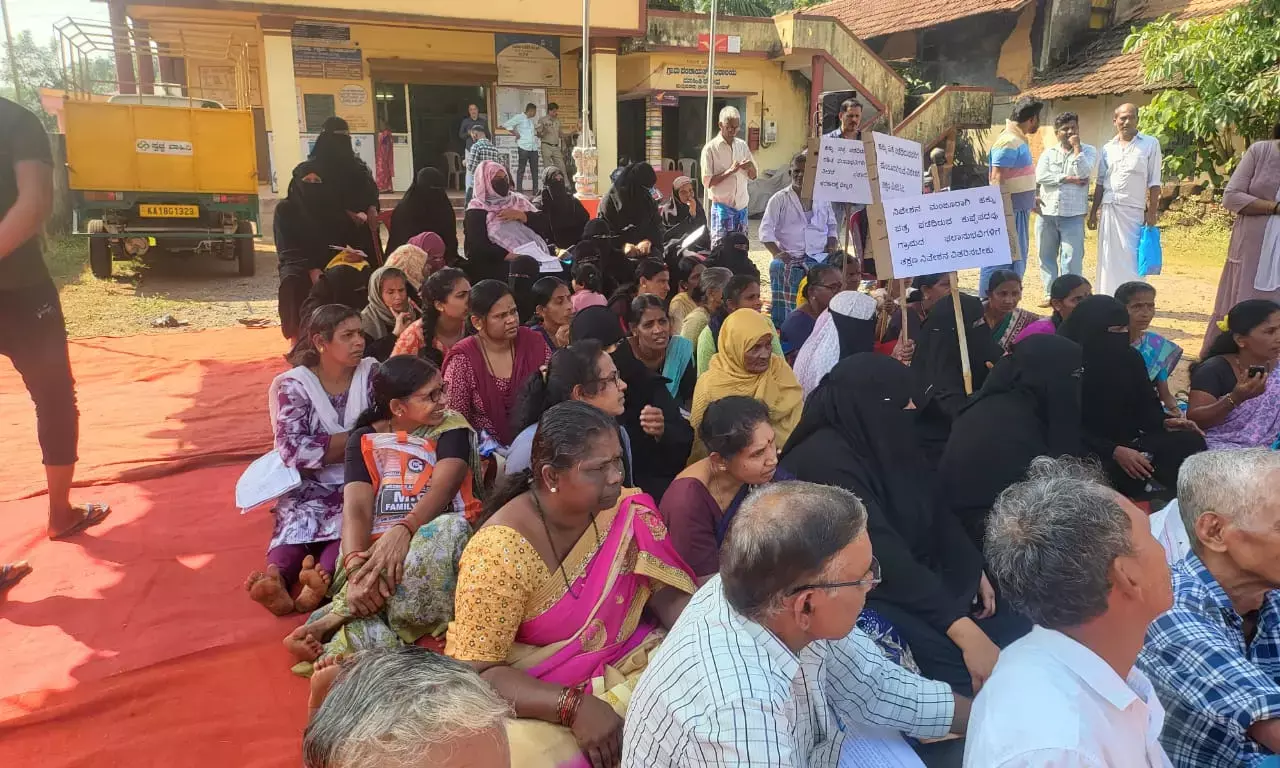 ಹಕ್ಕು ಪತ್ರ ಪಡೆದರೂ ಸಿಗದ ನಿವೇಶನ: ಕುಪ್ಪೆಪದವು ಗ್ರಾಪಂ ಮುಂದೆ ಸಂತ್ರಸ್ತರಿಂದ ಧರಣಿ