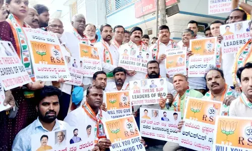 ಬಿಜೆಪಿ ನಾಯಕರ ವಿರುದ್ಧ ಕ್ರಮಕ್ಕೆ ಆಗ್ರಹಿಸಿ ಆರೆಸ್ಸೆಸ್ ಕಚೇರಿ ಮುಂದೆಯೇ ಧರಣಿ