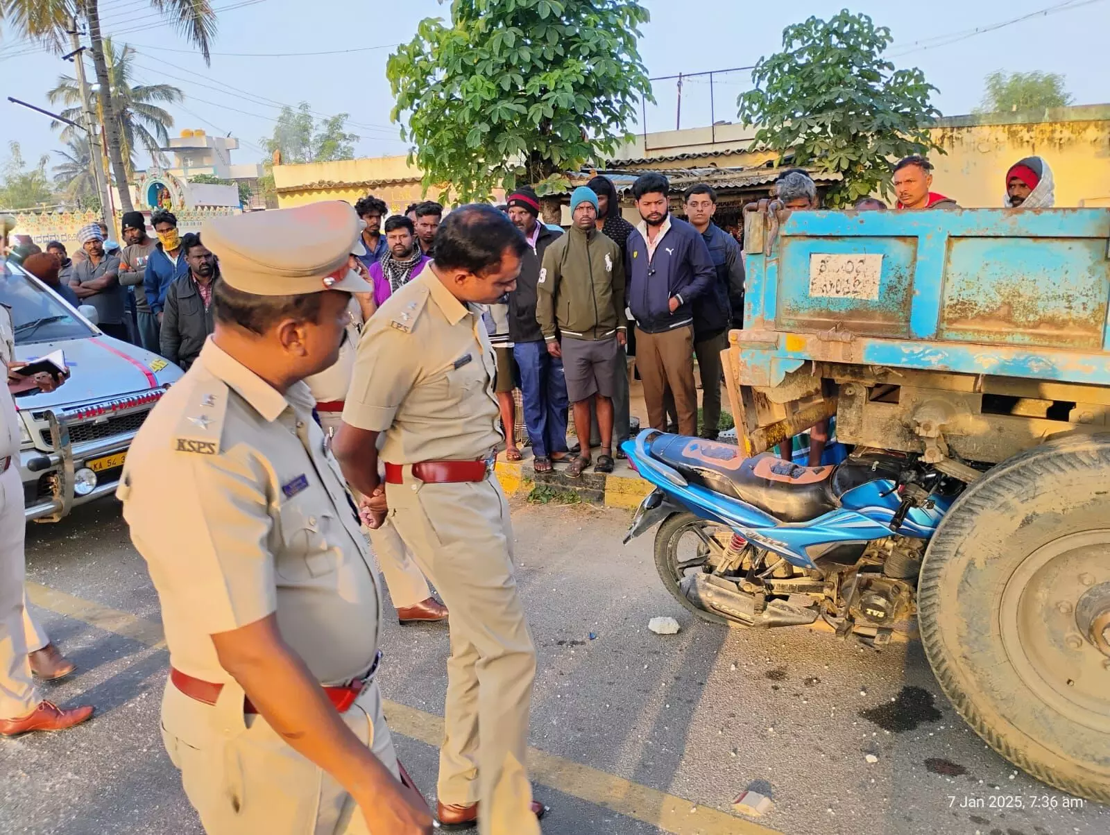 ತುಮಕೂರು | ಟ್ರ್ಯಾಕ್ಟರ್ ಗೆ ಬೈಕ್ ಢಿಕ್ಕಿ: ತಂದೆ-ತಾಯಿ, ಮಗ ಮೃತ್ಯು ತುಮಕೂರು | ಟ್ರ್ಯಾಕ್ಟರ್ ಗೆ ಬೈಕ್ ಢಿಕ್ಕಿ: ತಂದೆ-ತಾಯಿ, ಮಗ ಮೃತ್ಯು