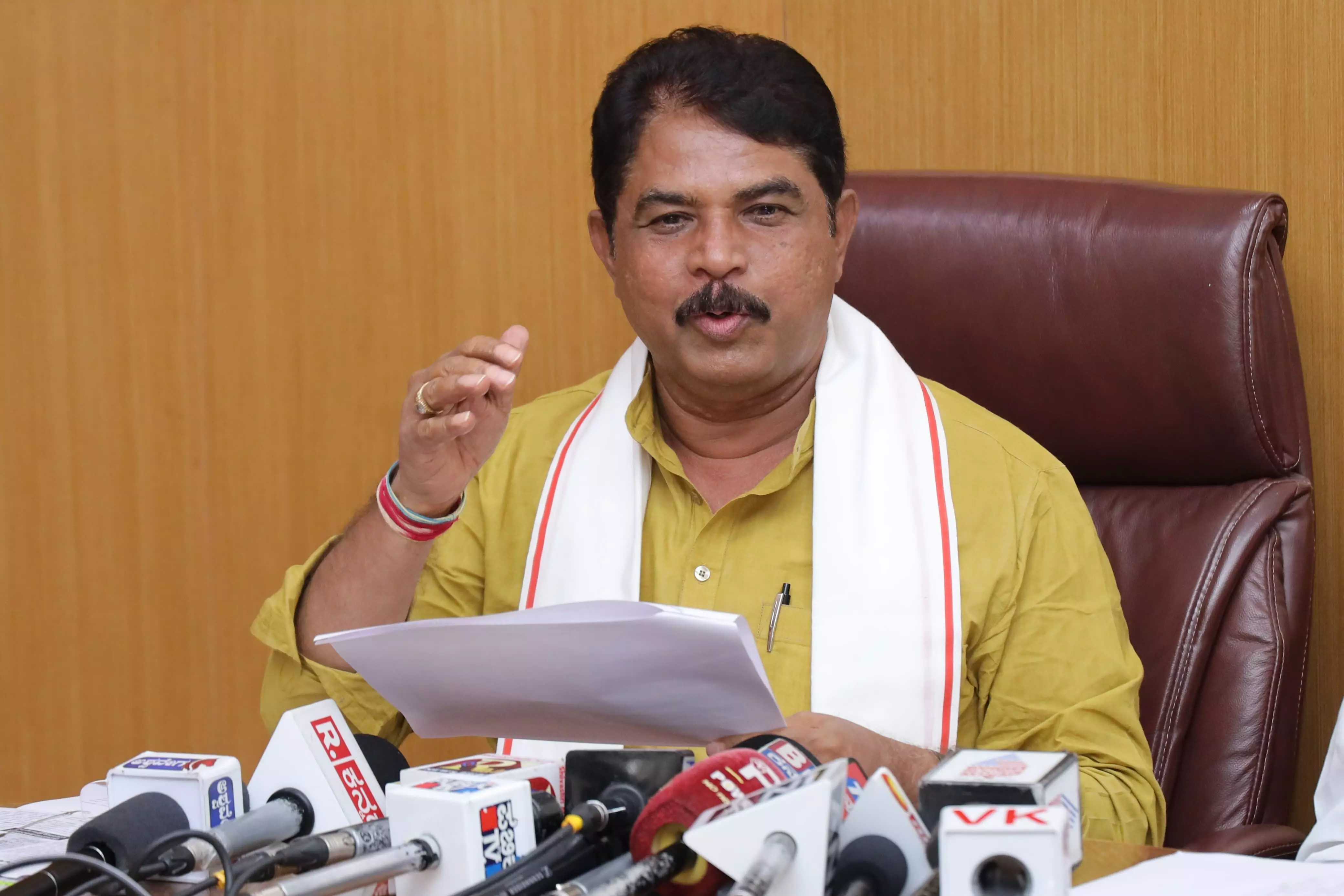 ಇದು 60 ಪರ್ಸೆಂಟ್ ಕಮಿಶನ್ ಸರ್ಕಾರ, ಗುತ್ತಿಗೆದಾರರಿಗೆ ನೀಡಲು ಹಣವಿಲ್ಲ: ಆರ್.ಅಶೋಕ್ ಇದು 60 ಪರ್ಸೆಂಟ್ ಕಮಿಶನ್ ಸರ್ಕಾರ, ಗುತ್ತಿಗೆದಾರರಿಗೆ ನೀಡಲು ಹಣವಿಲ್ಲ: ಆರ್.ಅಶೋಕ್