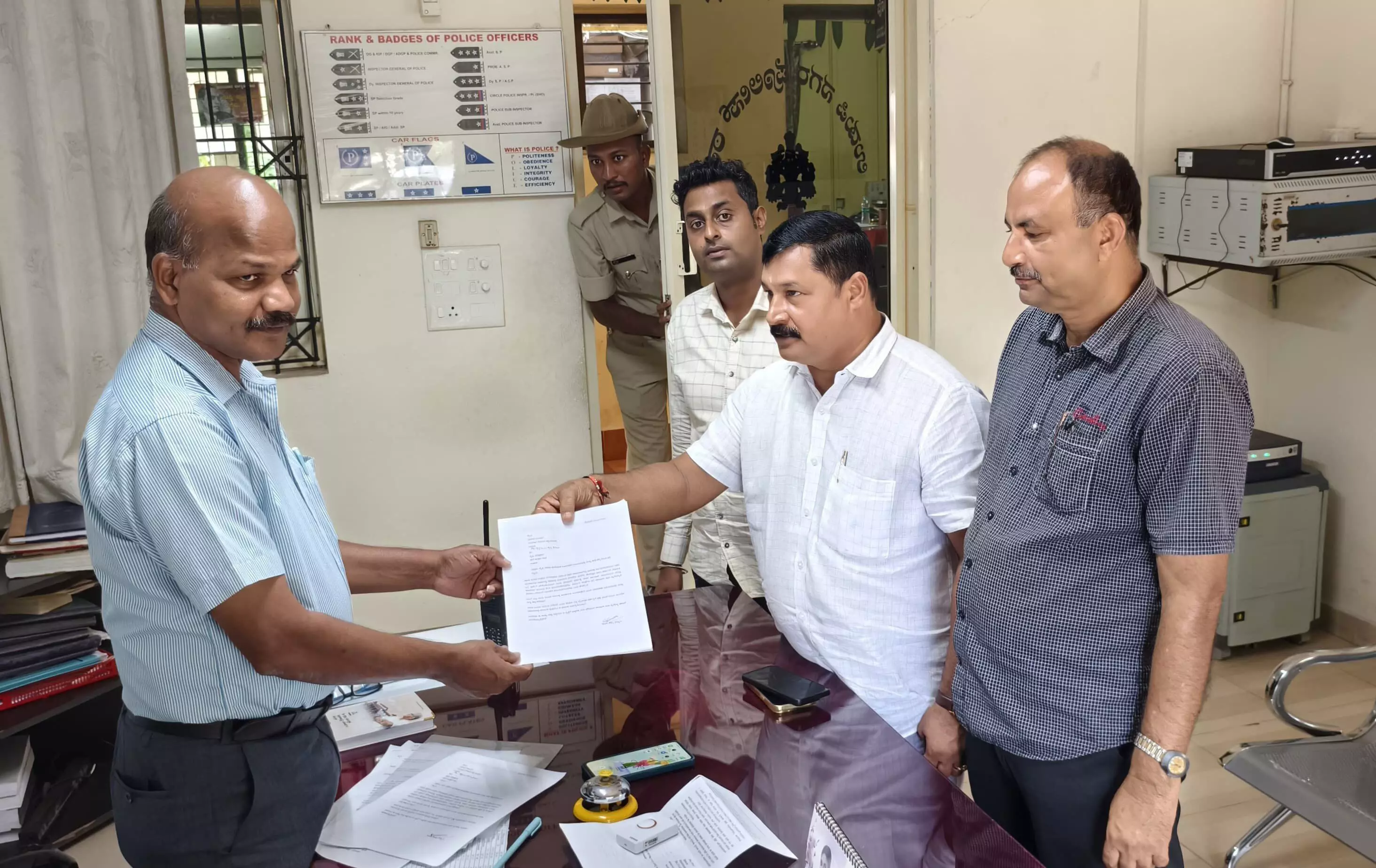 ಉಡುಪಿ: ಸುಳ್ಳು ಸುದ್ದಿ ಹರಡುತ್ತಿರುವವರ ವಿರುದ್ಧ ಕ್ರಮಕ್ಕೆ ದೂರು ಉಡುಪಿ: ಸುಳ್ಳು ಸುದ್ದಿ ಹರಡುತ್ತಿರುವವರ ವಿರುದ್ಧ ಕ್ರಮಕ್ಕೆ ದೂರು