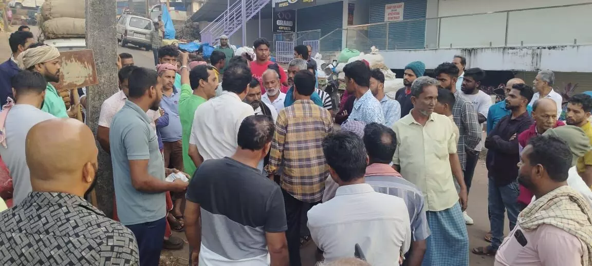 ವಿಟ್ಲ| ವ್ಯಾಪಾರಿಗಳ ವಿರೋಧದ ನಡುವೆ ವಾರದ ಸಂತೆ ಸ್ಥಳಾಂತರ: ಪ.ಪಂ ಮುಖ್ಯಾಧಿಕಾರಿ ತಂಡದಿಂದ ಕಾರ್ಯಾಚರಣೆ ವಿಟ್ಲ| ವ್ಯಾಪಾರಿಗಳ ವಿರೋಧದ ನಡುವೆ ವಾರದ ಸಂತೆ ಸ್ಥಳಾಂತರ: ಪ.ಪಂ ಮುಖ್ಯಾಧಿಕಾರಿ ತಂಡದಿಂದ ಕಾರ್ಯಾಚರಣೆ