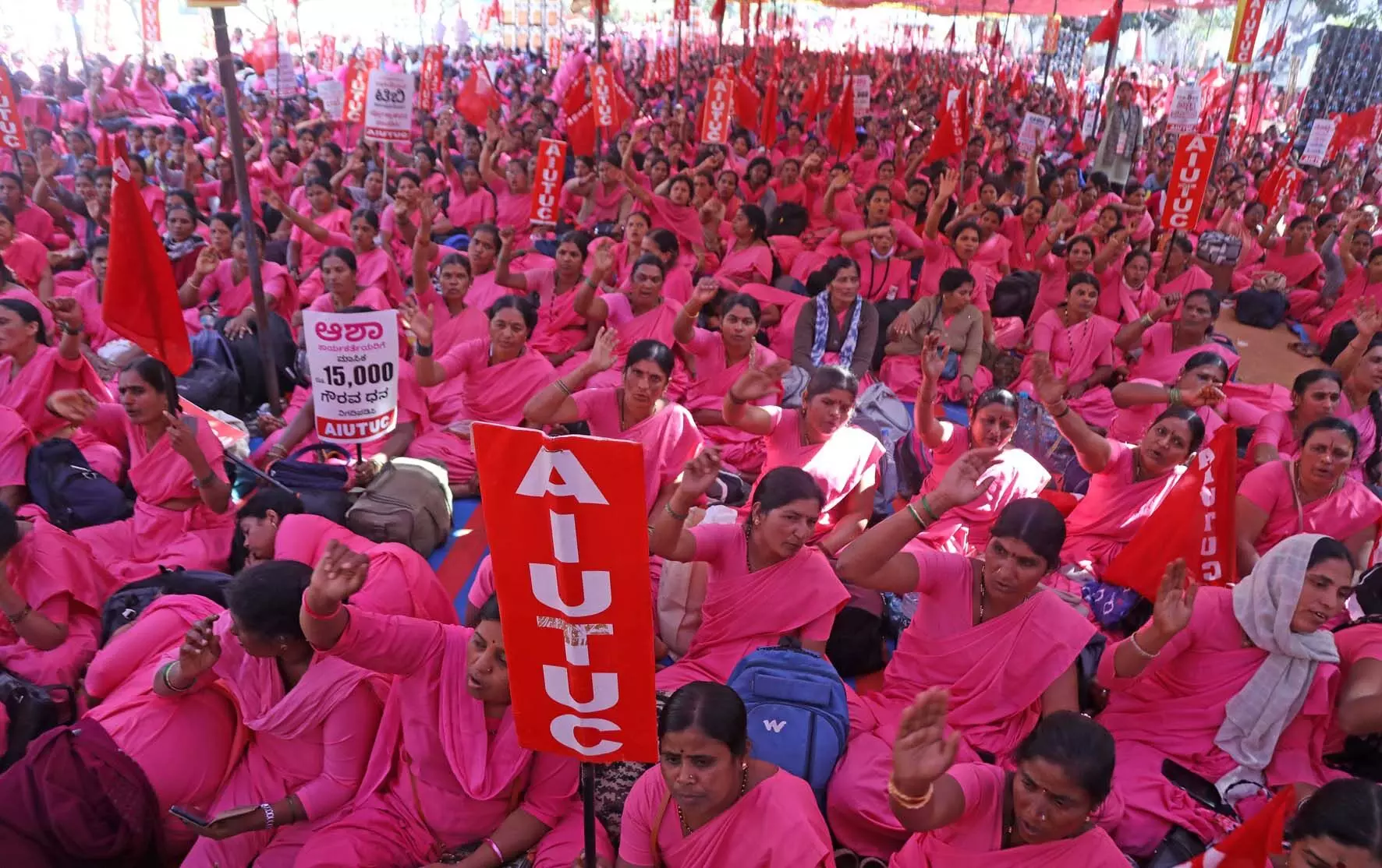 ಗೌರವಧನ ಹೆಚ್ಚಳಕ್ಕೆ ಆಗ್ರಹಿಸಿ ಬೀದಿಗಿಳಿದ 25ಸಾವಿರಕ್ಕೂ ಅಧಿಕ ಆಶಾ ಕಾರ್ಯಕರ್ತೆಯರು