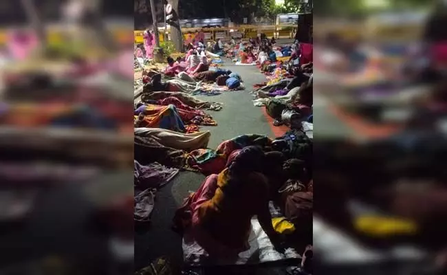 PHOTOS | ಆಶಾ ಕಾರ್ಯಕರ್ತೆಯರಿಂದ ಧರಣಿ; ಕೊರೆಯುವ ಚಳಿಯಲ್ಲಿ ರಸ್ತೆಯಲ್ಲೇ ಮಲಗಿರುವ ಪ್ರತಿಭಟನಾಕಾರರು