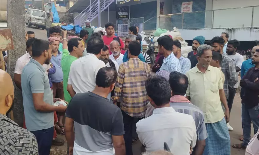 ವಿಟ್ಲ| ವ್ಯಾಪಾರಿಗಳ ವಿರೋಧದ ನಡುವೆ ವಾರದ ಸಂತೆ ಸ್ಥಳಾಂತರ: ಪ.ಪಂ ಮುಖ್ಯಾಧಿಕಾರಿ ತಂಡದಿಂದ ಕಾರ್ಯಾಚರಣೆ