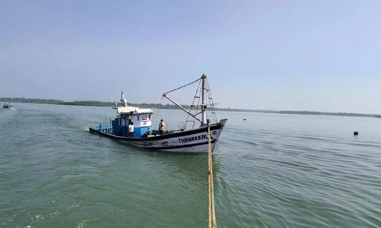 ಗಂಗೊಳ್ಳಿ ಸಮುದ್ರದಲ್ಲಿ ಮಲ್ಪೆ ಬೋಟಿಗೆ ಮರದ ದಿಮ್ಮಿ ಢಿಕ್ಕಿ: ಇಬ್ಬರು ಮೀನುಗಾರರ ರಕ್ಷಣೆ