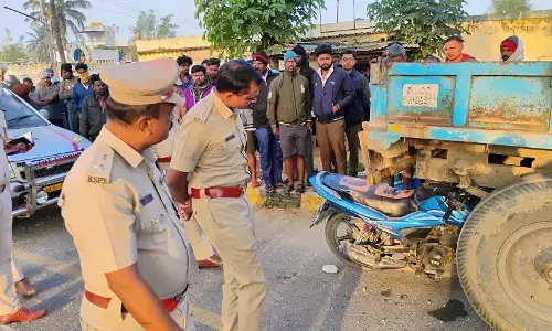 ತುಮಕೂರು | ಟ್ರ್ಯಾಕ್ಟರ್ ಗೆ ಬೈಕ್ ಢಿಕ್ಕಿ: ತಂದೆ-ತಾಯಿ, ಮಗ ಮೃತ್ಯು