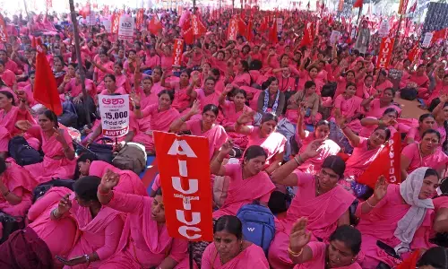 ಗೌರವಧನ ಹೆಚ್ಚಳಕ್ಕೆ ಆಗ್ರಹಿಸಿ ಬೀದಿಗಿಳಿದ 25ಸಾವಿರಕ್ಕೂ ಅಧಿಕ ಆಶಾ ಕಾರ್ಯಕರ್ತೆಯರು