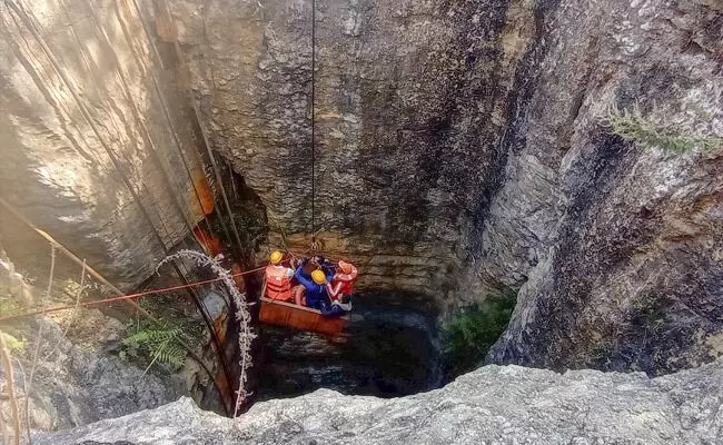 Photo of rescue operation of workers who trapped