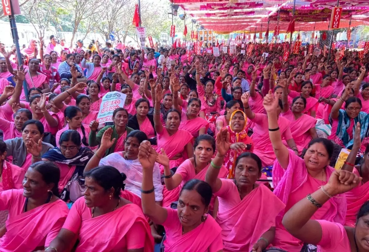 ಎರಡನೆ ದಿನಕ್ಕೆ ಕಾಲಿಟ್ಟ ಆಶಾ  ಕಾರ್ಯಕರ್ತೆಯರ ಅನಿರ್ದಿಷ್ಟಾವಧಿ ಮುಷ್ಕರ