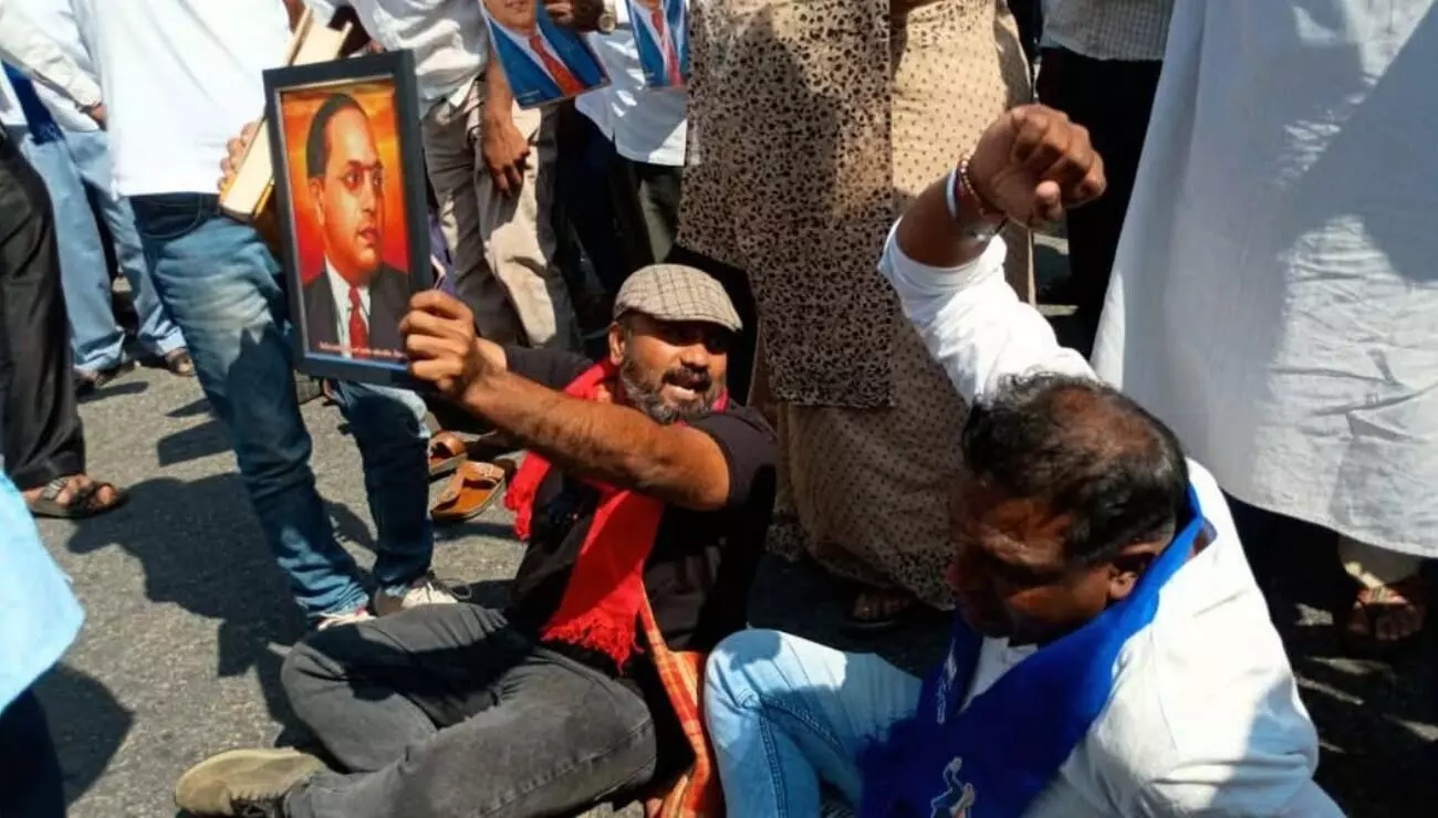 ಹಾಸನ | ಅಮಿತ್ ಶಾ ಹೇಳಿಕೆ ಖಂಡಿಸಿ ದಲಿತ ಸಂಘಟನೆಗಳಿಂದ ರಾಷ್ಟ್ರೀಯ ಹೆದ್ದಾರಿ ತಡೆ ಹಾಸನ | ಅಮಿತ್ ಶಾ ಹೇಳಿಕೆ ಖಂಡಿಸಿ ದಲಿತ ಸಂಘಟನೆಗಳಿಂದ ರಾಷ್ಟ್ರೀಯ ಹೆದ್ದಾರಿ ತಡೆ