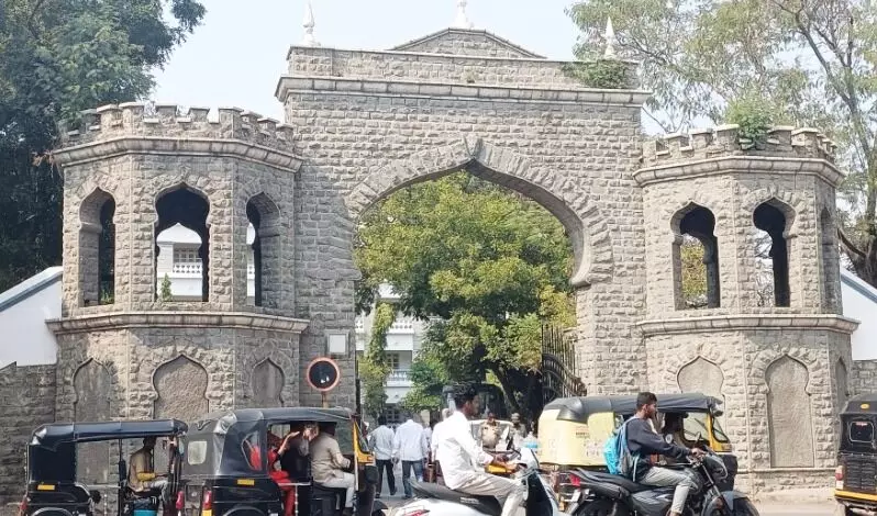 ಮೃತ್ಯುಕೂಪಕ್ಕೆ ಆಹ್ವಾನಿಸುತ್ತಿರುವ ಡಿ.ಸಿ ಕಚೇರಿ ಪ್ರವೇಶದ್ವಾರ