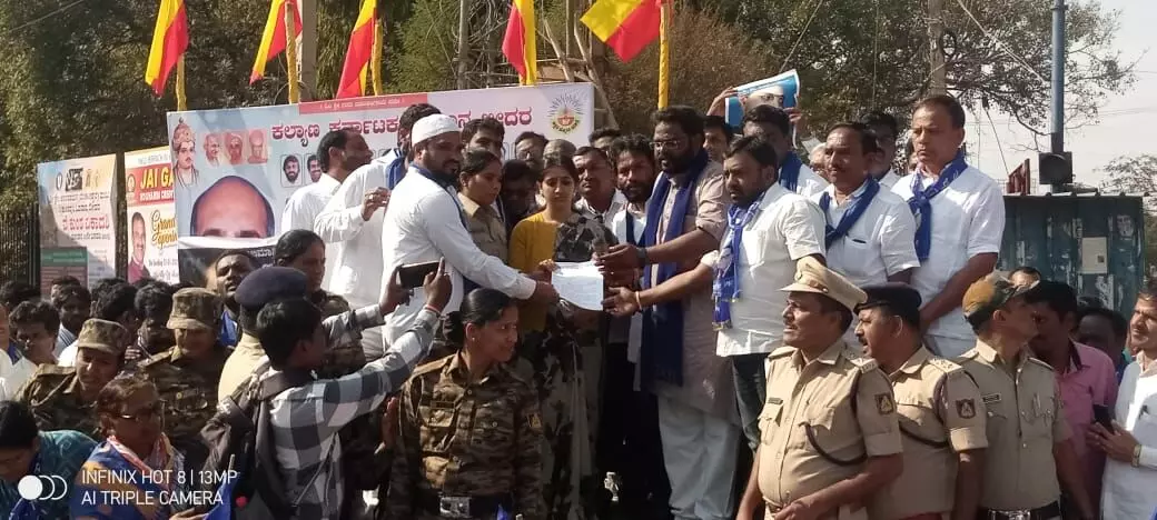 ಅಮಿತ್ ಶಾ ರಾಜೀನಾಮೆಗೆ ಆಗ್ರಹಿಸಿ ಬೀದರ್ ಸಂಪೂರ್ಣ ಬಂದ್: ಜಿಲ್ಲಾಧಿಕಾರಿಗೆ ಮನವಿ ಪತ್ರ ಸಲ್ಲಿಕೆ ಅಮಿತ್ ಶಾ ರಾಜೀನಾಮೆಗೆ ಆಗ್ರಹಿಸಿ ಬೀದರ್ ಸಂಪೂರ್ಣ ಬಂದ್: ಜಿಲ್ಲಾಧಿಕಾರಿಗೆ ಮನವಿ ಪತ್ರ ಸಲ್ಲಿಕೆ