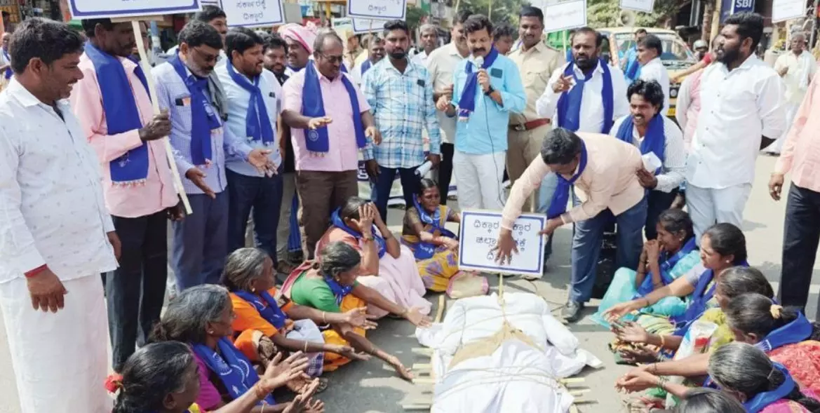 ಚಾಮರಾಜನಗರ | ಸ್ಮಶಾನ ಭೂಮಿ ಮಂಜೂರು ಮಾಡುವಂತೆ ಆಗ್ರಹಿಸಿ ದಸಂಸ ಪ್ರತಿಭಟನೆ