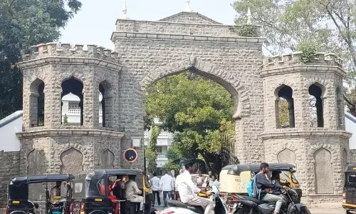 ಮೃತ್ಯುಕೂಪಕ್ಕೆ ಆಹ್ವಾನಿಸುತ್ತಿರುವ ಡಿ.ಸಿ ಕಚೇರಿ ಪ್ರವೇಶದ್ವಾರ