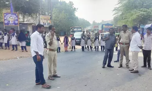 ಯಾದಗಿರಿ: ಬಸ್ ಸಮಸ್ಯೆ ವಿರುದ್ಧ ವಿದ್ಯಾರ್ಥಿಳಿಂದ ರಸ್ತೆ ತಡೆದು ಪ್ರತಿಭಟನೆ