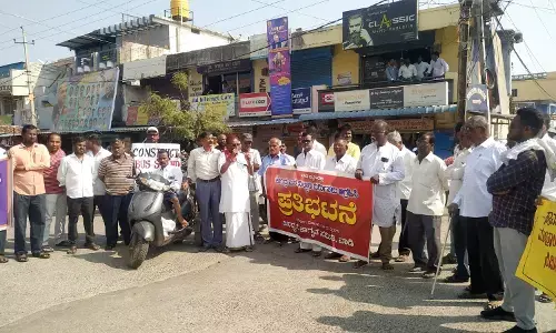 ಕಲಬುರಗಿ | ವಾಡಿ ಬಸ್ ನಿಲ್ದಾಣದಲ್ಲಿ ಮೂಲಸೌಲಭ್ಯಕ್ಕೆ ಆಗ್ರಹಿಸಿ ಪ್ರತಿಭಟನೆ