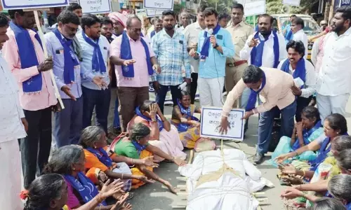 ಚಾಮರಾಜನಗರ | ಸ್ಮಶಾನ ಭೂಮಿ ಮಂಜೂರು ಮಾಡುವಂತೆ ಆಗ್ರಹಿಸಿ ದಸಂಸ ಪ್ರತಿಭಟನೆ