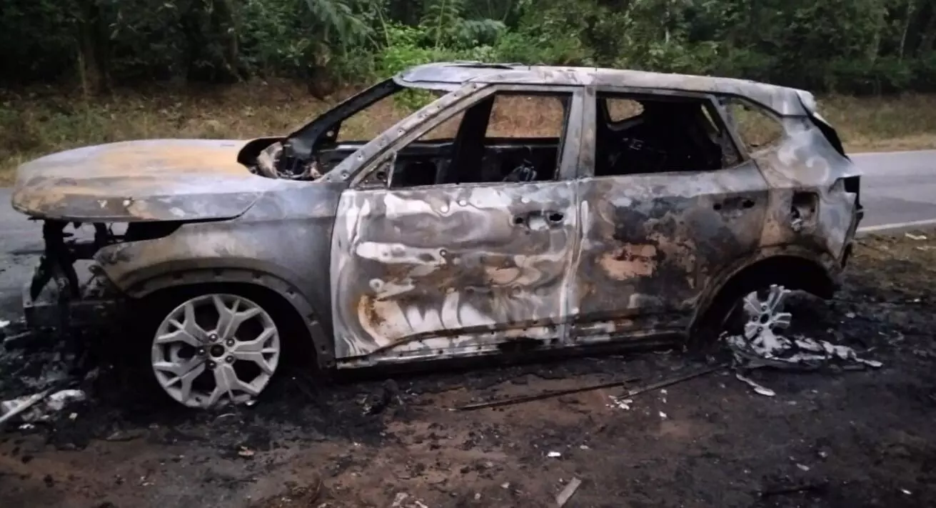 ಬೇಲೂರು | ರಸ್ತೆಯಲ್ಲೇ ಹೊತ್ತಿ ಉರಿದ ಕಾರು; ದಂಪತಿ ಪ್ರಾಣಾಪಾಯದಿಂದ ಪಾರು