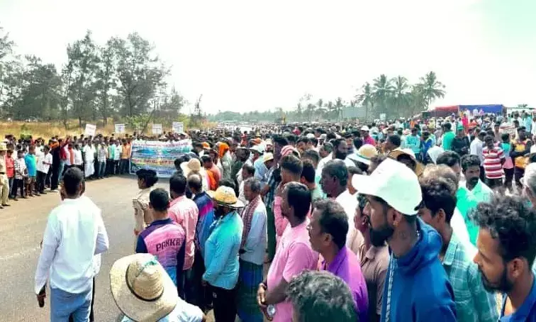 ತ್ರಾಸಿ| ಬುಲ್‌ಟ್ರಾಲ್, ಲೈಟ್‌ಫಿಶಿಂಗ್ ಅವೈಜ್ಞಾನಿಕ ಮೀನುಗಾರಿಕೆ ವಿರೋಧ: ರಸ್ತೆಗಿಳಿದು ಪ್ರತಿಭಟಿಸಿದ ನಾಡದೋಣಿ ಮೀನುಗಾರರು