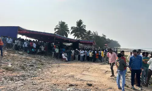 ಬುಲ್ ಟ್ರಾಲ್, ಲೈಟ್ ಫಿಶಿಂಗ್ ಮೀನುಗಾರಿಕೆ ನಿಷೇಧಕ್ಕೆ ಆಗ್ರಹ: ತ್ರಾಸಿಯಲ್ಲಿ ನಾಡದೋಣಿ ಮೀನುಗಾರರ ಧರಣಿ ಆರಂಭ