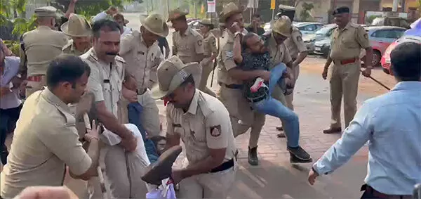 ಮಂಗಳೂರು| ಮುಖ್ಯಮಂತ್ರಿಗೆ ಭಿತ್ತಿಪತ್ರ ಪ್ರದರ್ಶನಕ್ಕೆ ಯತ್ನ: ಡಿವೈಎಫ್ಐ ಕಾರ್ಯಕರ್ತರು ಪೊಲೀಸ್ ವಶಕ್ಕೆ ಮಂಗಳೂರು| ಮುಖ್ಯಮಂತ್ರಿಗೆ ಭಿತ್ತಿಪತ್ರ ಪ್ರದರ್ಶನಕ್ಕೆ ಯತ್ನ: ಡಿವೈಎಫ್ಐ ಕಾರ್ಯಕರ್ತರು ಪೊಲೀಸ್ ವಶಕ್ಕೆ