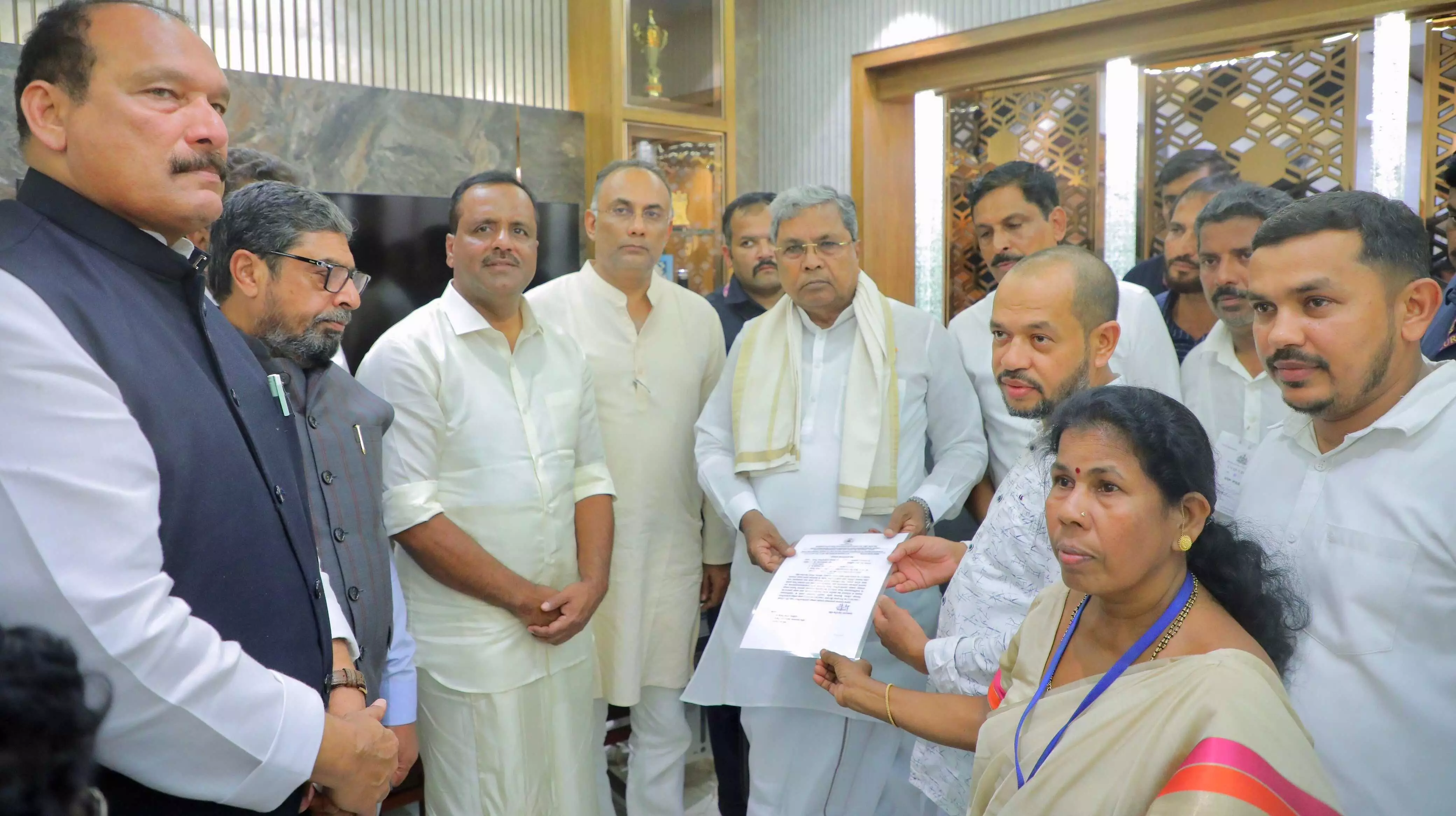 ಮಂಜನಾಡಿ| ಗ್ಯಾಸ್‌ ದುರಂತದಿಂದ ತಾಯಿ, ಮಕ್ಕಳು ಮೃತ್ಯು ಪ್ರಕರಣ; ಸಿಎಂ ಸಿದ್ದರಾಮಯ್ಯ ಪರಿಹಾರ ಚೆಕ್‌ ವಿತರಣೆ