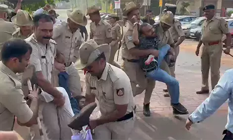 ಮಂಗಳೂರು| ಮುಖ್ಯಮಂತ್ರಿಗೆ ಭಿತ್ತಿಪತ್ರ ಪ್ರದರ್ಶನಕ್ಕೆ ಯತ್ನ: ಡಿವೈಎಫ್ಐ ಕಾರ್ಯಕರ್ತರು ಪೊಲೀಸ್‌ ವಶಕ್ಕೆ