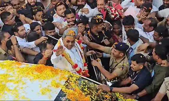 ಮಂಗಳೂರಿಗೆ ಸಿದ್ದರಾಮಯ್ಯ ಭೇಟಿ: ಕಾರ್ಯಕರ್ತರಿಂದ ಹೂಮಳೆ