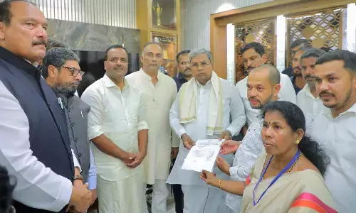 ಮಂಜನಾಡಿ| ಗ್ಯಾಸ್‌ ದುರಂತದಿಂದ ತಾಯಿ, ಮಕ್ಕಳು ಮೃತ್ಯು ಪ್ರಕರಣ; ಸಿಎಂ ಸಿದ್ದರಾಮಯ್ಯ ಪರಿಹಾರ ಚೆಕ್‌ ವಿತರಣೆ