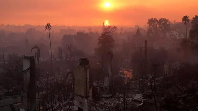 ಲಾಸ್ ಏಂಜಲೀಸ್ ನಲ್ಲಿ ಮತ್ತಷ್ಟು ಆವರಿಸಿದ ಕಾಡ್ಗಿಚ್ಚು : ಮೃತರ ಸಂಖ್ಯೆ 16ಕ್ಕೆ ಏರಿಕೆ, 12,000ಕ್ಕೂ ಅಧಿಕ ಕಟ್ಟಡಗಳು ಬೆಂಕಿಗಾಹುತಿ